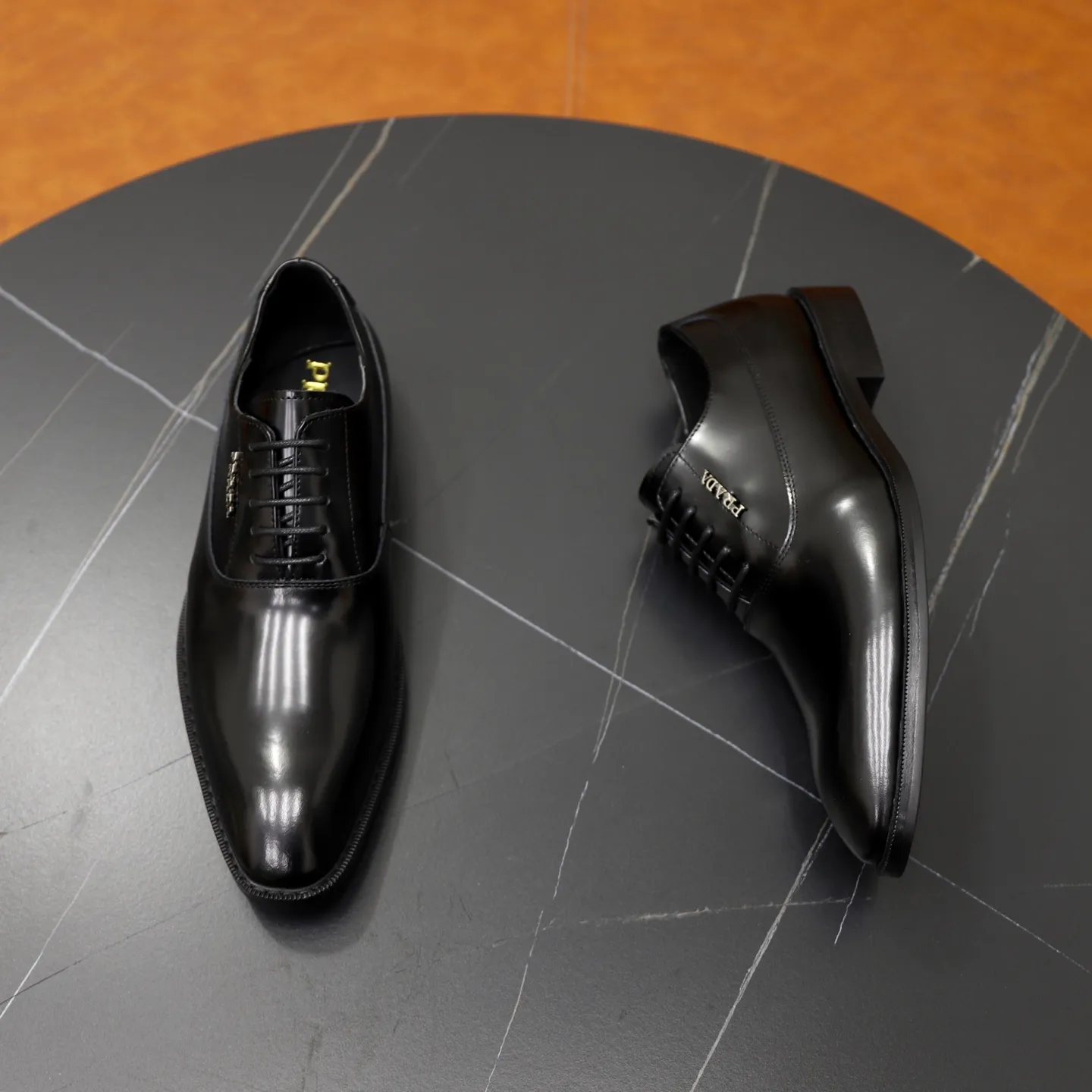 Ex-factory price: 540💰🙅‍♂️🙅‍♂️🙅‍♂️ Brand: PRADA Standard code: Men's code 38-44 (45 can be customized) Grade: Same style as the official website Original order quality Material: Original cowhide surface Comfortable cowhide lining Original outsole Style category: Men's fashionable casual leather shoes Distinguished big-name luxury elements Top luxury Color: actual picture color